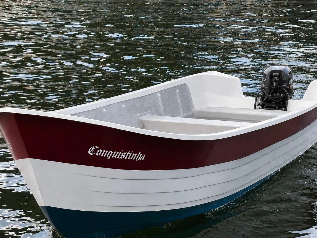 Conquistinha, barco branco e vermelho com o nome no casco